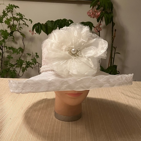 Accessories - Elegant White Floral Women's Hat